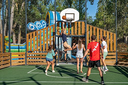 Basketball, jeux gonflables au camping CAPFUN Lou Village � Vendres (34).