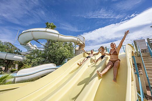Famille joyeuse sur toboggan aquatique g�ant au camping CAPFUN Lou Village � Vendres (34).