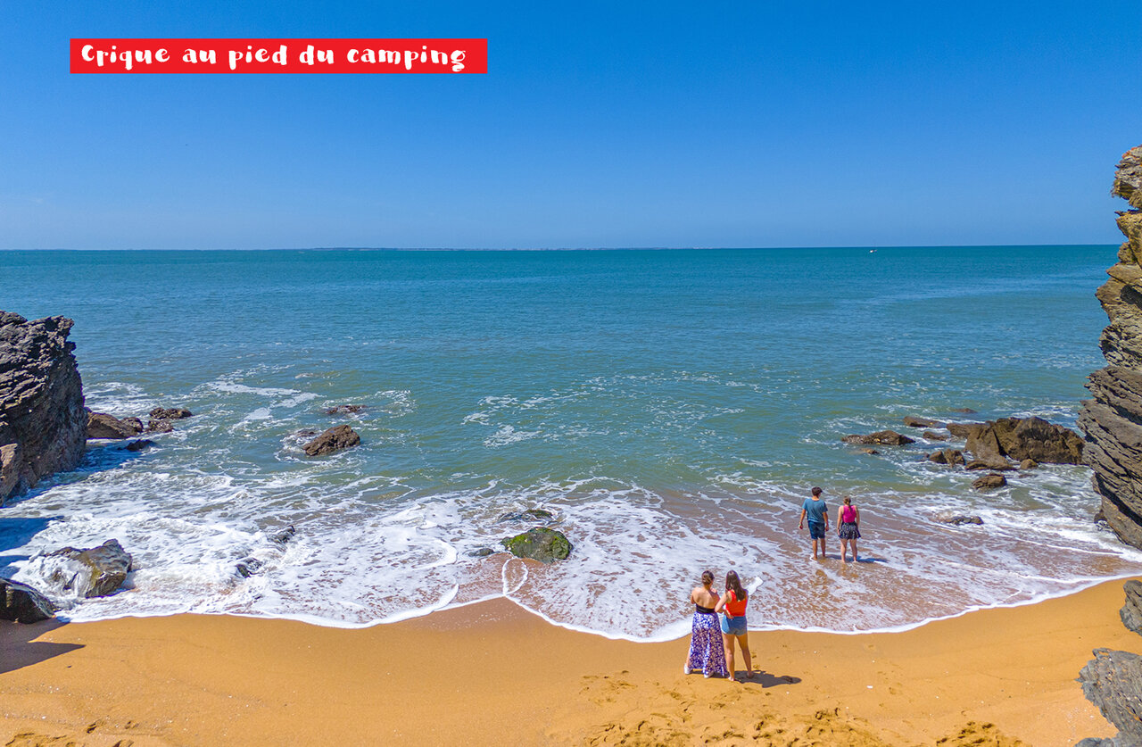 Crique rocheuse et plage de sable fin au camping CAPFUN Madrague � PORNIC (44).