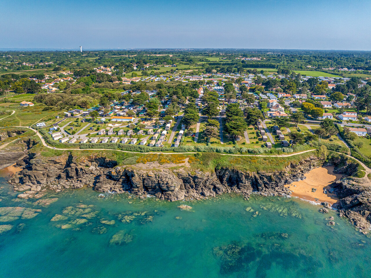 Vue a�rienne du camping avec Mobil-homes, mer et plage au camping CAPFUN Madrague � PORNIC (44).