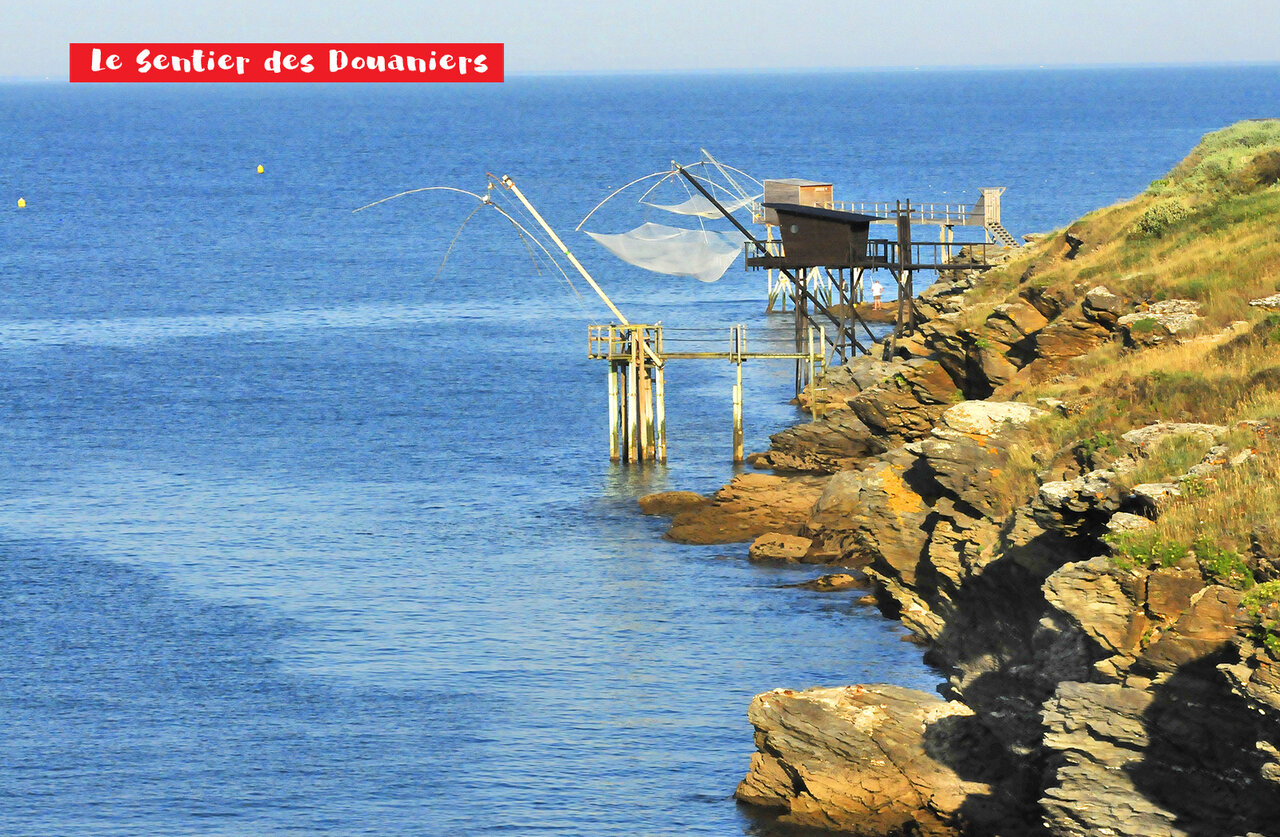 Carrelets de p�che traditionnels et sentier c�tier pr�s de Pornic, Loire-Atlantique.