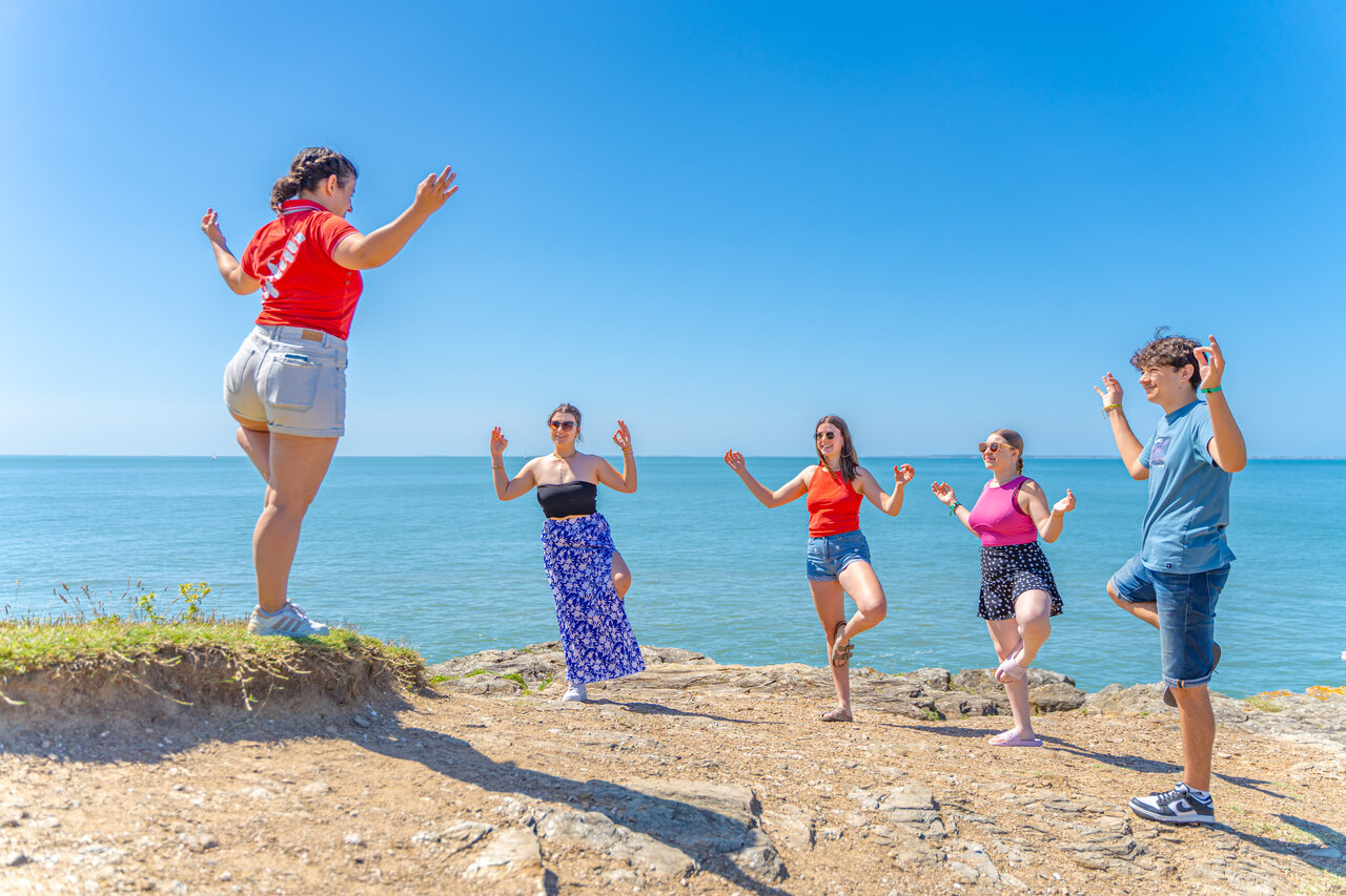 Groupe d'amis faisant du yoga en bord de mer au camping CAPFUN Madrague � PORNIC (44).