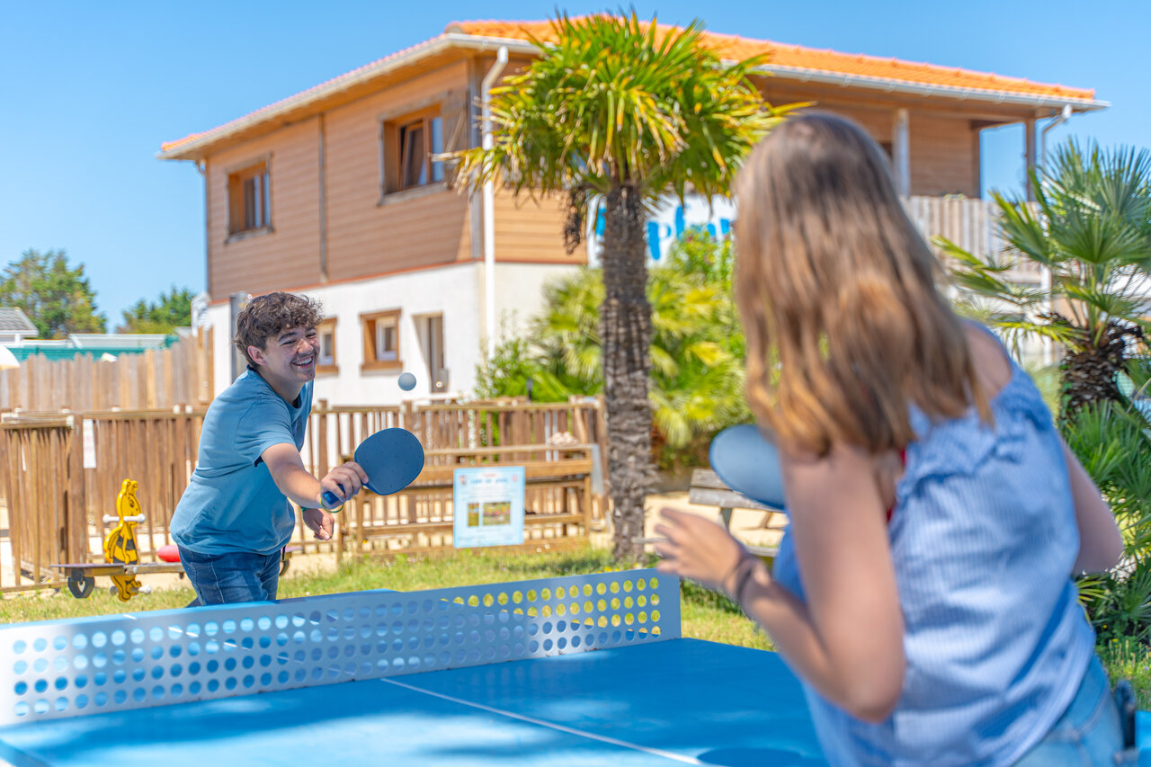 Jeunes jouant au tennis de table en ext�rieur au camping CAPFUN Madrague � PORNIC (44).