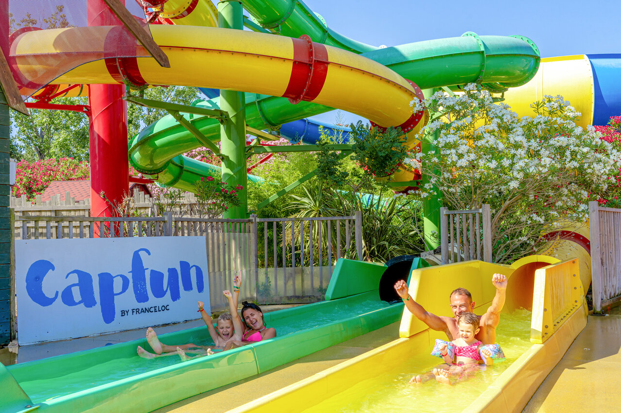 Toboggans aquatiques color�s et familles � la piscine du camping CAPFUN Mael � ARGELES SUR MER.