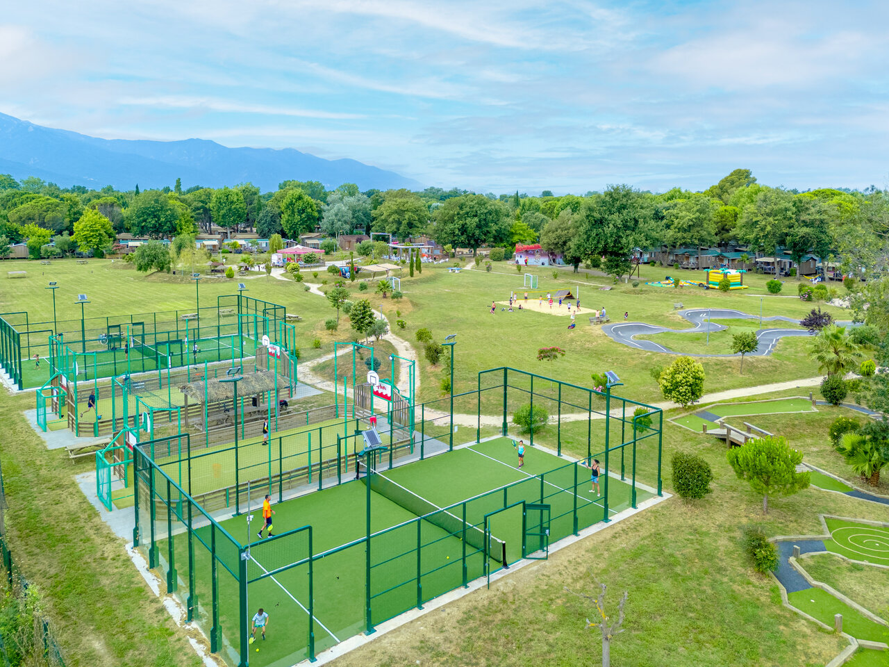 Terrains de padel, jeux ext�rieurs et mini-golf au camping CAPFUN Mael � ARGELES SUR MER.