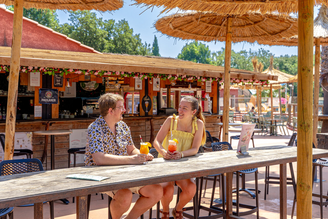 Couple avec cocktails au bar ext�rieur, camping CAPFUN Mael � ARGELES SUR MER (66).