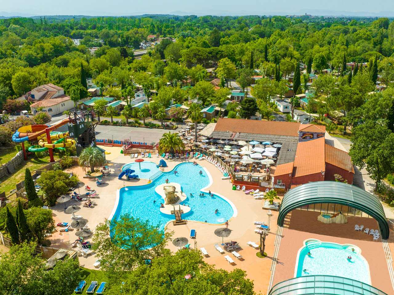 Complexe aquatique avec toboggans, piscines et Mobil-homes au camping CAPFUN Mael � ARGELES SUR MER (66).