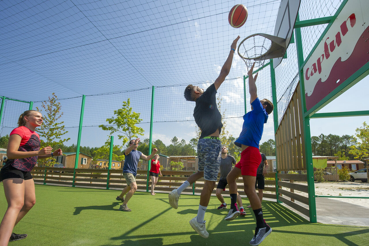 Terrain multisport pour basketball au camping CAPFUN Mael, ARGELES SUR MER (66).