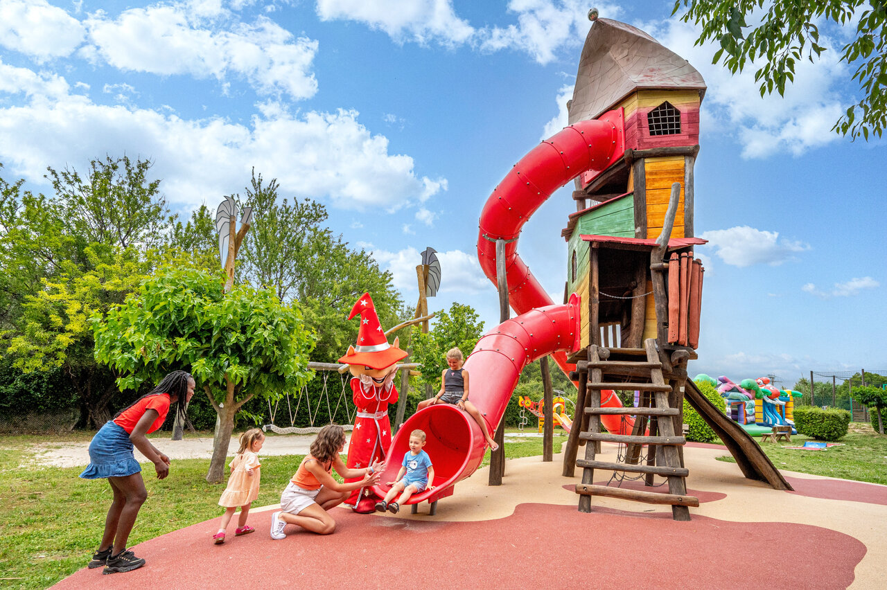 Toboggan g�ant et aire de jeux avec enfants et mascotte au camping CAPFUN Malissonne � LA CADIERE D'AZUR (83).
