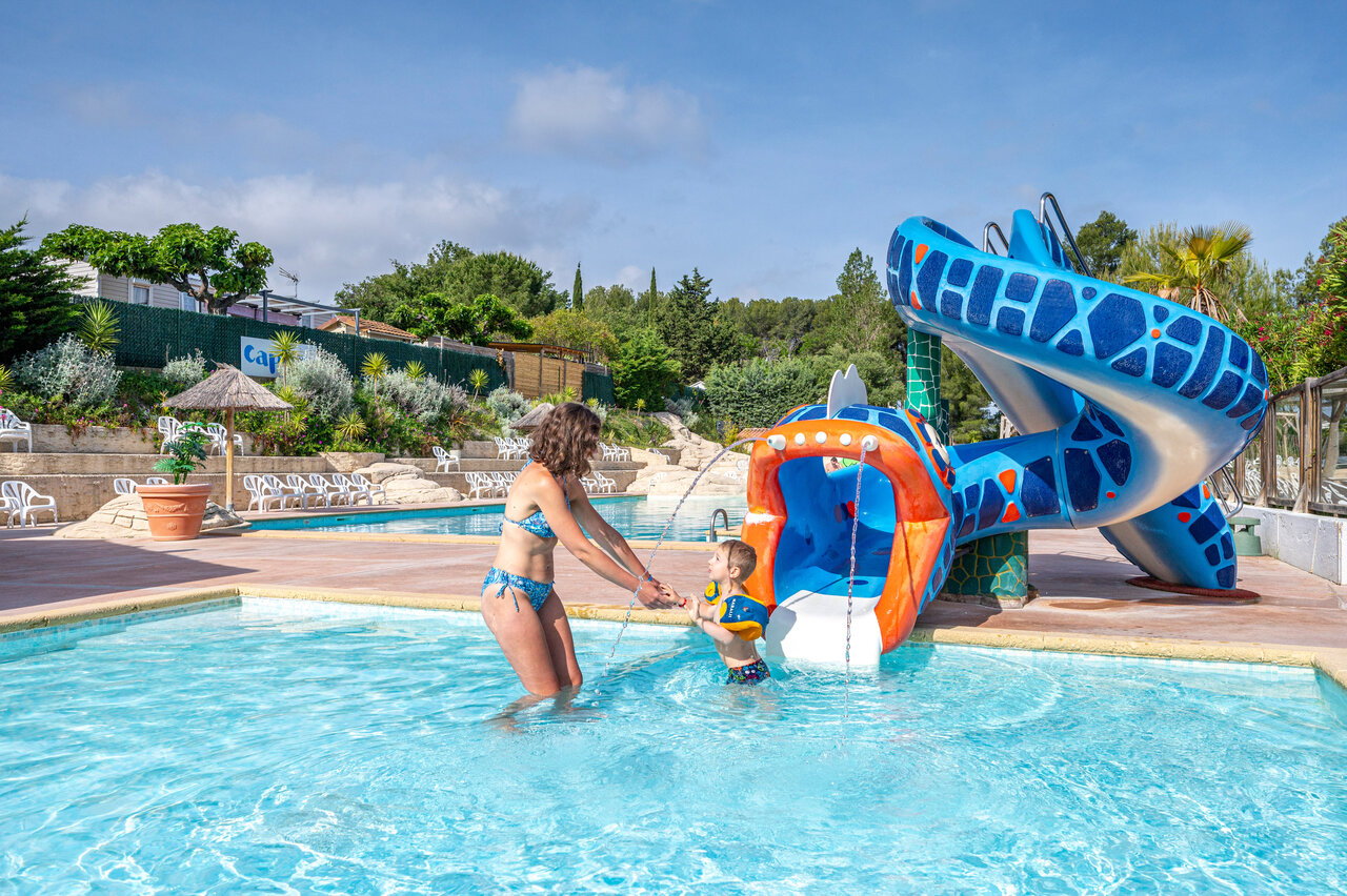 Piscine, toboggan aquatique et jeux enfants au camping CAPFUN Malissonne (83).
