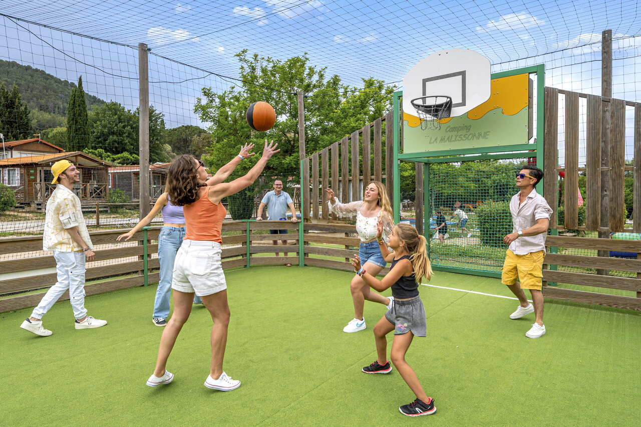 Terrain multisport basket au camping CAPFUN Malissonne � LA CADIERE D'AZUR.