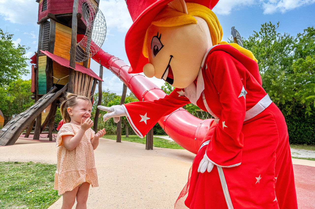 Mascotte et enfant sur aire de jeux au camping CAPFUN Malissonne � LA CADIERE D'AZUR.