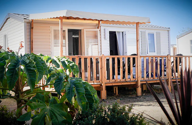 Mobil-home avec terrasse couverte au camping VAGUES OCEANES Manoir de Balkos