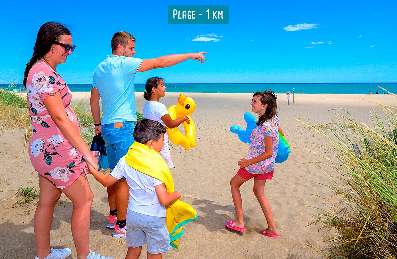 Famille sur la plage de sable au camping VAGUES OCEANES � Valras-Plage.