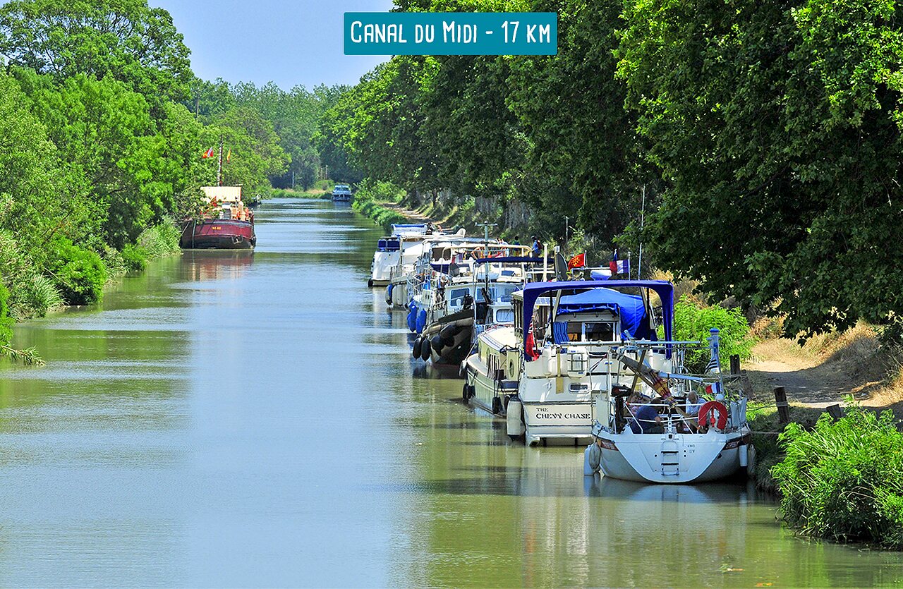 Bateaux amarr�s le long du Canal du Midi, voie navigable historique du sud de la France.