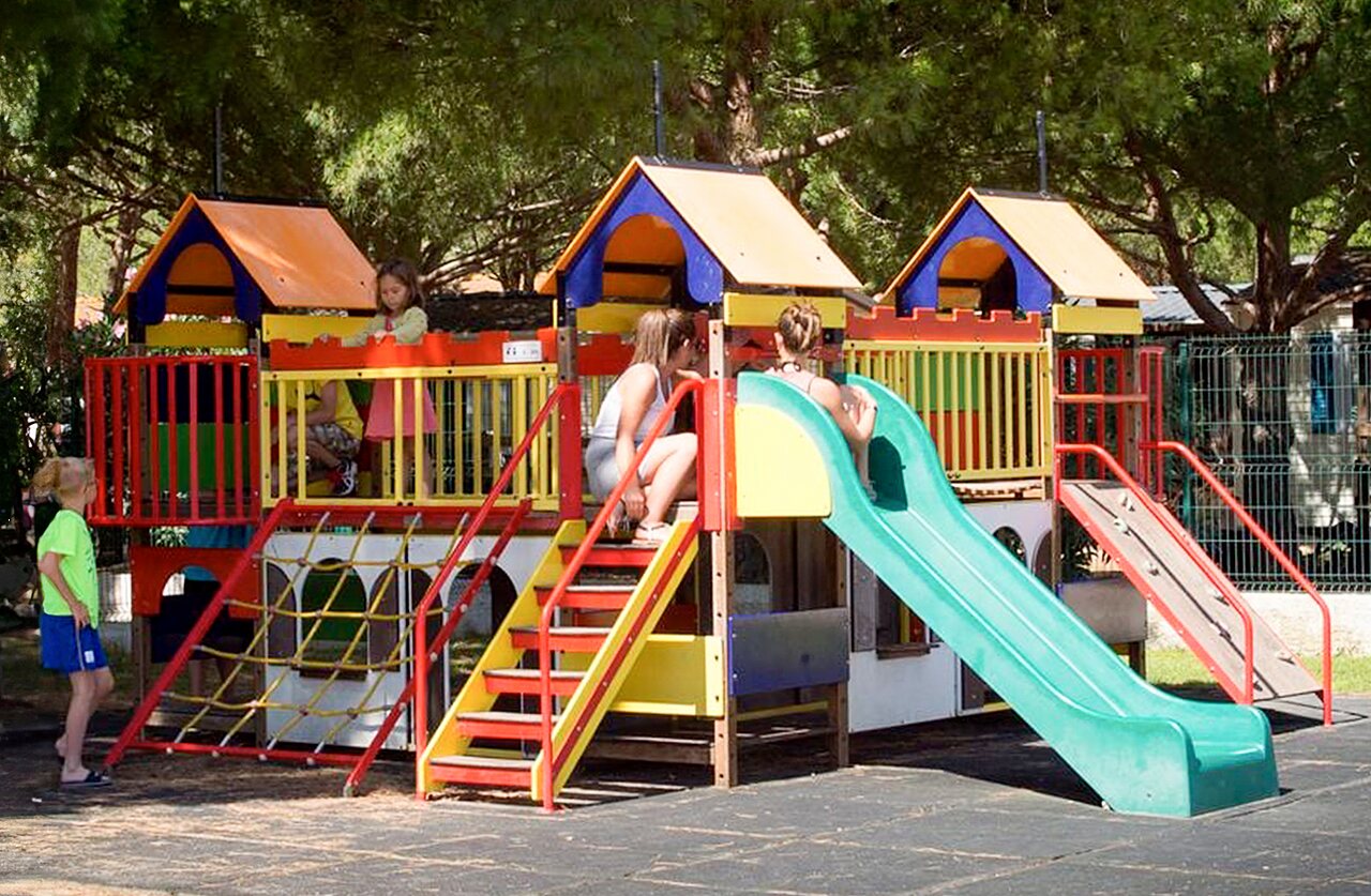 Aire de jeux enfants camping VAGUES OCEANES Manoir de Balkos Valras-Plage (34).