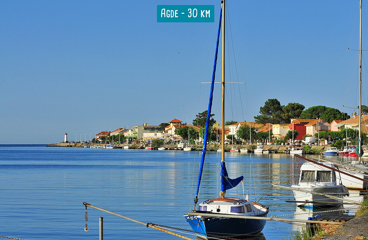 Port d'Agde, ville c�ti�re avec bateaux et phare, � visiter pr�s du camping.