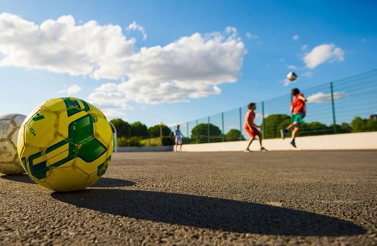 Football, enfants jouant au camping VAGUES OCEANES Manoir de Balkos � Valras-Plage (34).