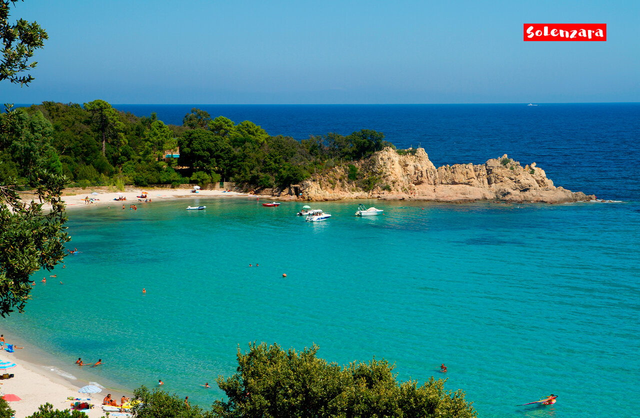 Magnifique plage de Solenzara avec eaux turquoise et rochers en Corse du Sud.