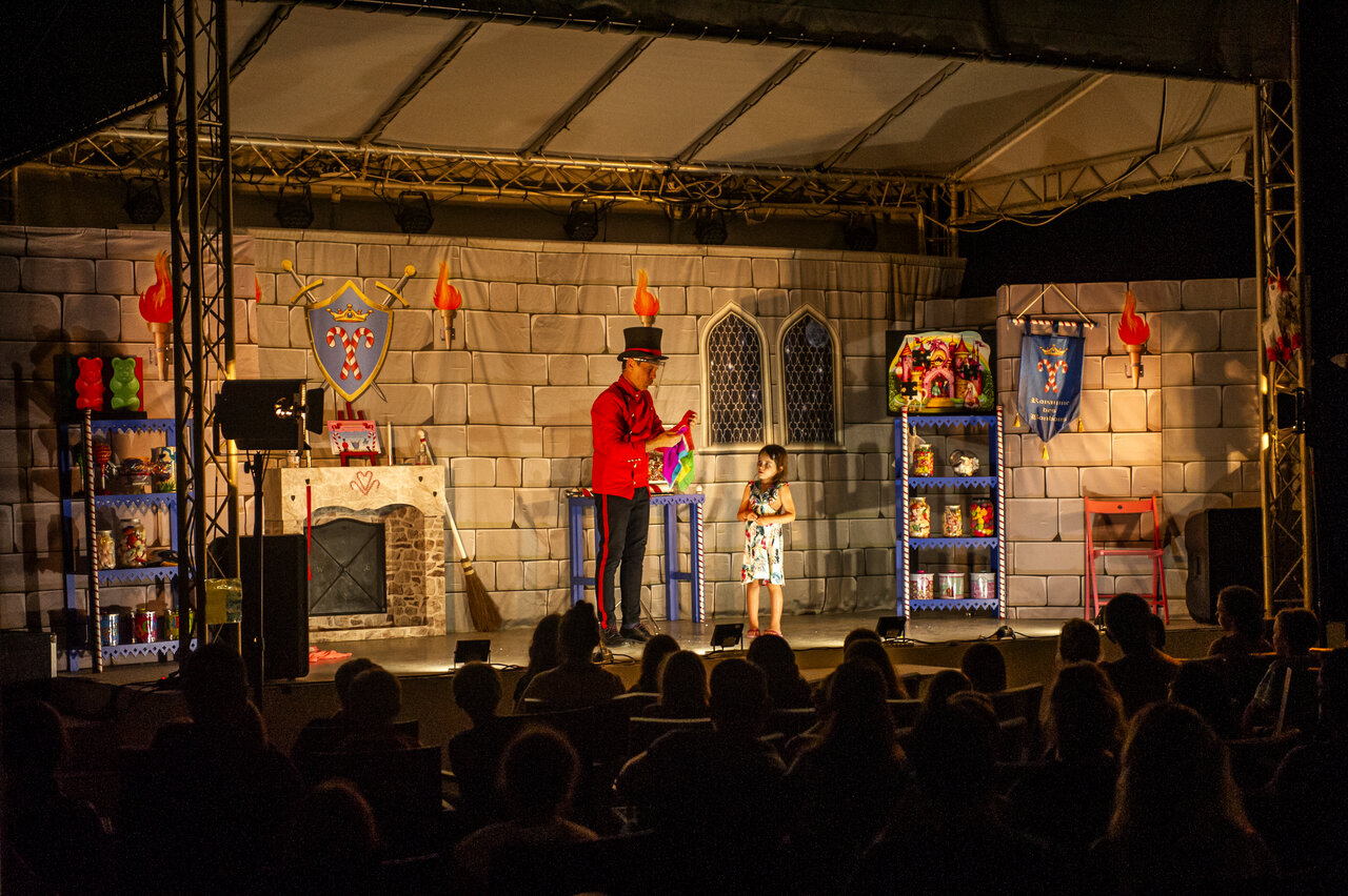 Spectacle de magie avec un enfant sur sc�ne au camping CAPFUN Marina d'Al�ria � Aleria (20).