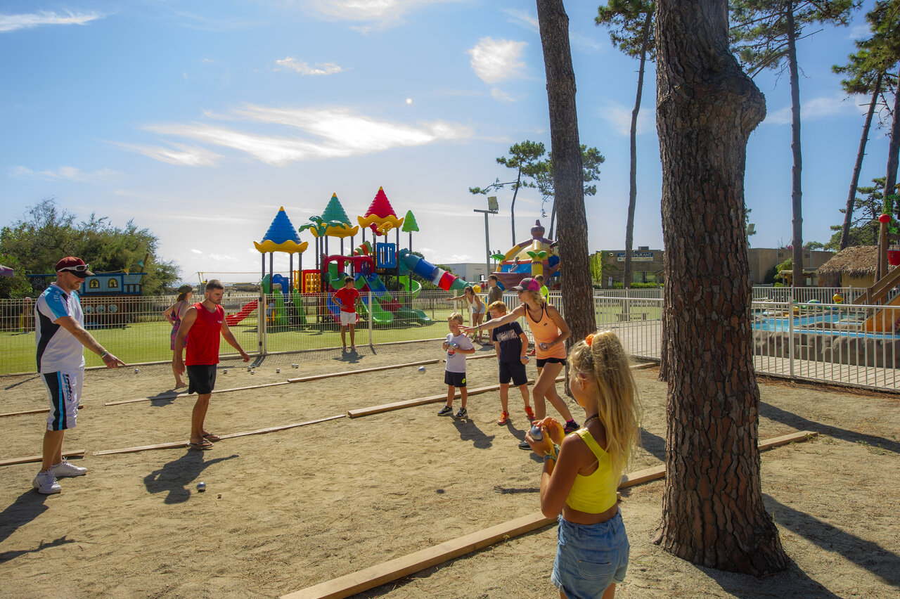P�tanque et aire de jeux pour enfants au camping CAPFUN Marina d'Al�ria � Aleria.