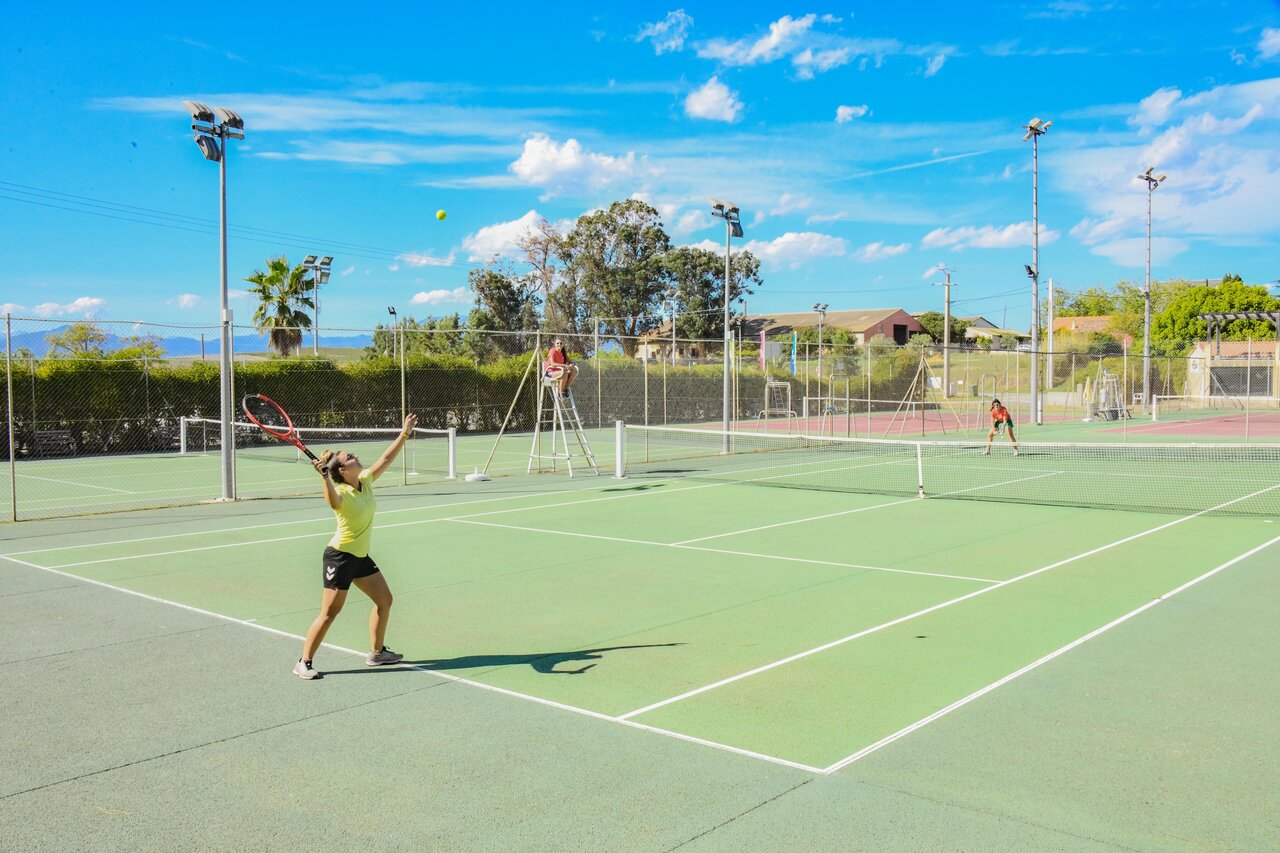 Court de tennis �clair� avec joueurs en action au camping CAPFUN Marina d'Al�ria � Aleria (20).