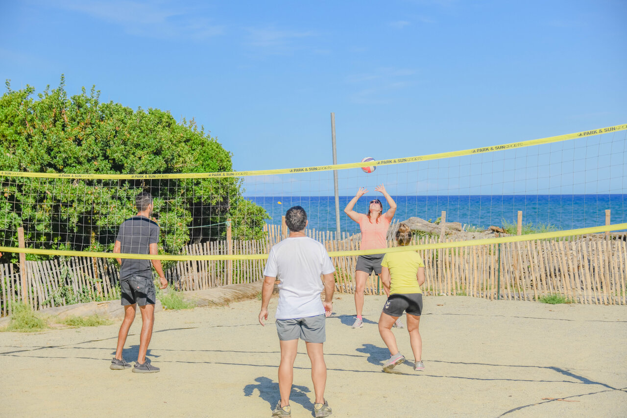Partie de volley-ball au camping CAPFUN Marina d'Al�ria � Aleria (20).