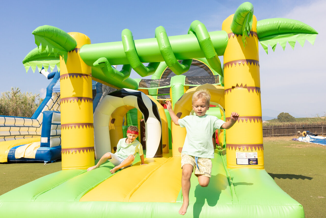 Ch�teau gonflable color� pour enfants au camping CAPFUN Marina d'Al�ria � Aleria (20).