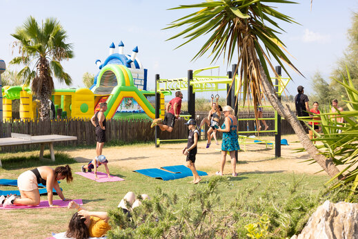 Structures gonflables, parcours sportif au camping CAPFUN Marina d'Aléria à Aleria (20).