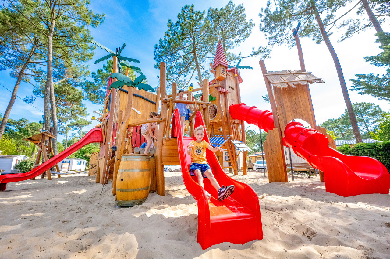 Aire de jeux enfants avec toboggans au camping VAGUES OCEANES Marina Landes � Mimizan.
