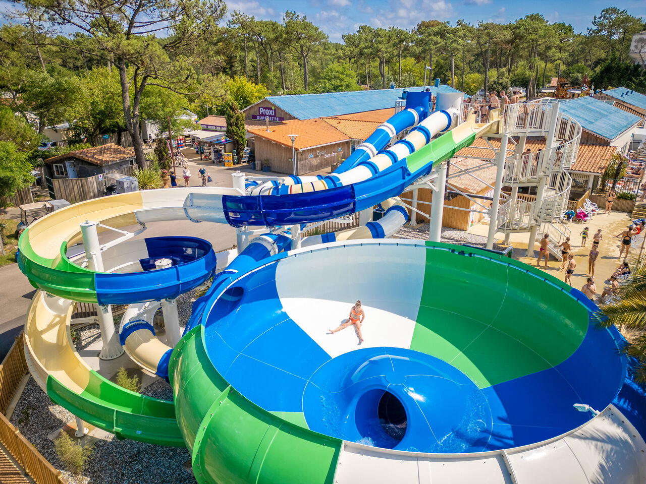 Toboggan aquatique g�ant et piscine au camping VAGUES OCEANES Marina Landes � Mimizan (40).