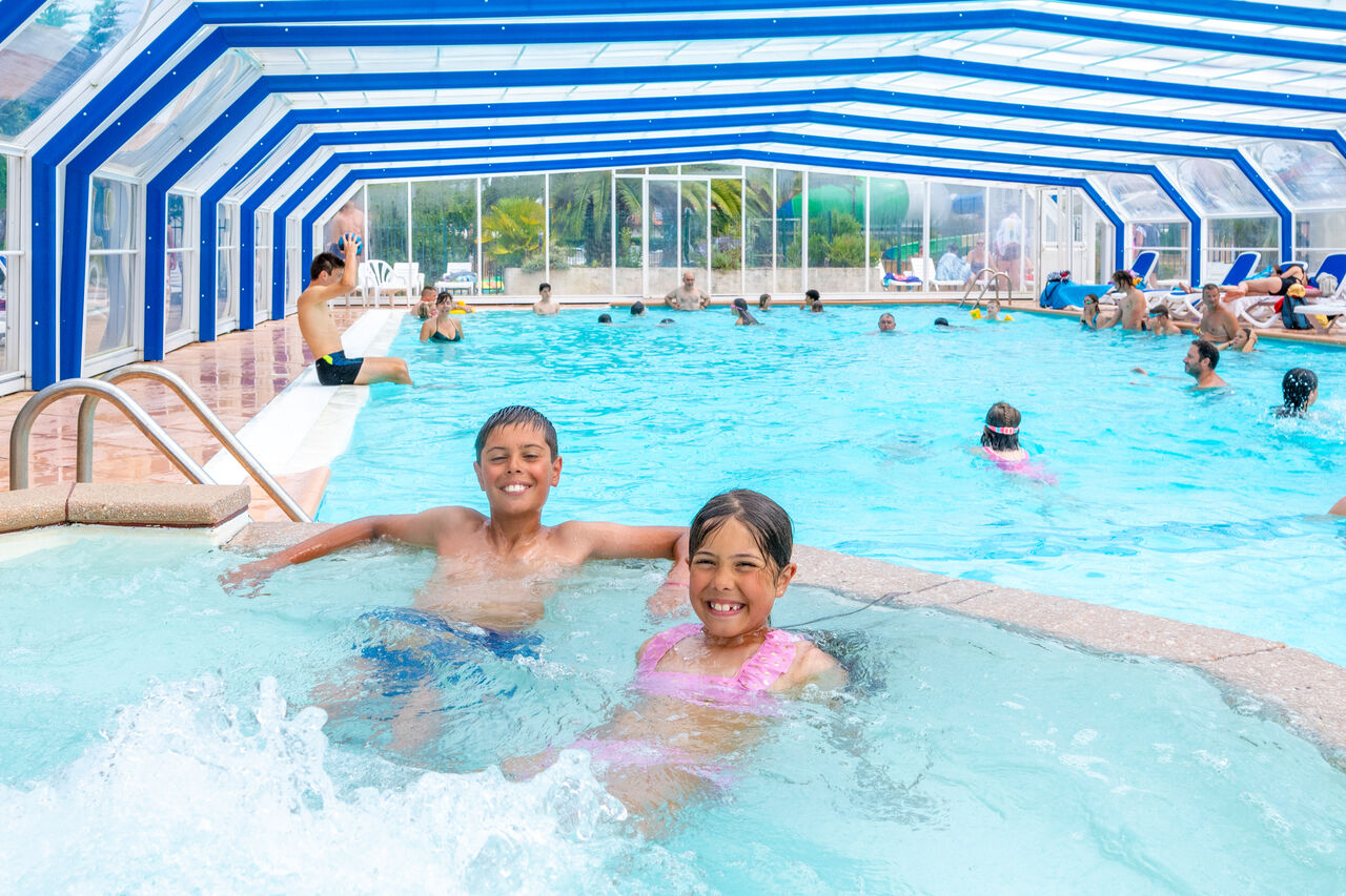 Piscine couverte avec enfants et jacuzzi au camping VAGUES OCEANES Marina Landes � Mimizan (40).