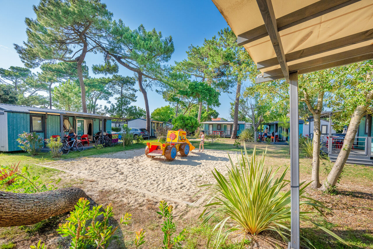 Mobil-homes, aire de jeux et pins au camping VAGUES OCEANES Marina Landes � Mimizan (40).