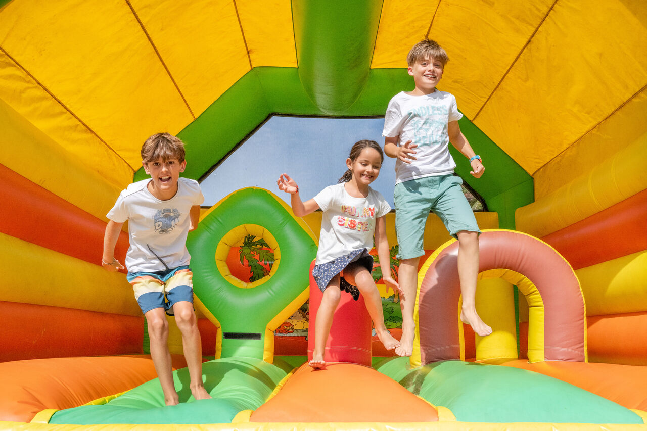 Ch�teau gonflable color� pour enfants au camping VAGUES OCEANES Marina Landes � Mimizan (40).