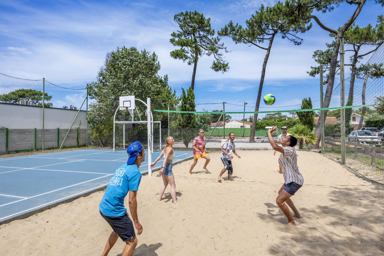 Terrain de beach-volley avec joueurs actifs au camping VAGUES OCEANES Marina Landes � Mimizan (40).