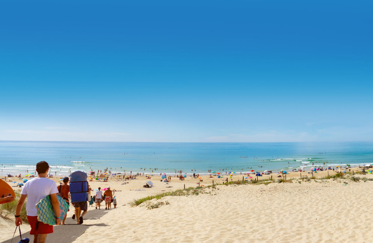 Plage de sable fin, baigneurs, surfeurs. VAGUES OCEANES Marina Landes Mimizan (40).