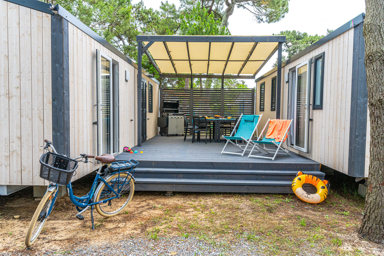 Mobil-home moderne avec terrasse am�nag�e et v�lo au camping VAGUES OCEANES Marina Landes � Mimizan (40).