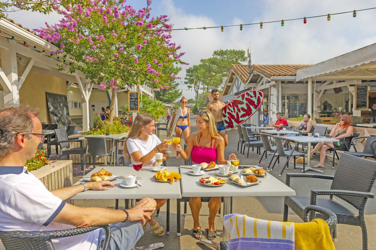 Terrasse de restaurant anim�e, petit-d�jeuner convivial au camping VAGUES OCEANES Marina Landes � Mimizan (40).