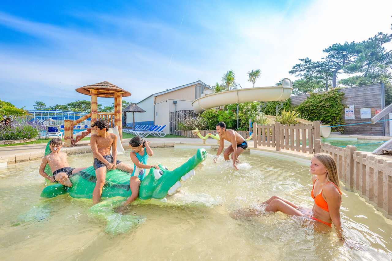 Toboggan piscine enfants au camping VAGUES OCEANES Marina Landes � Mimizan (40).