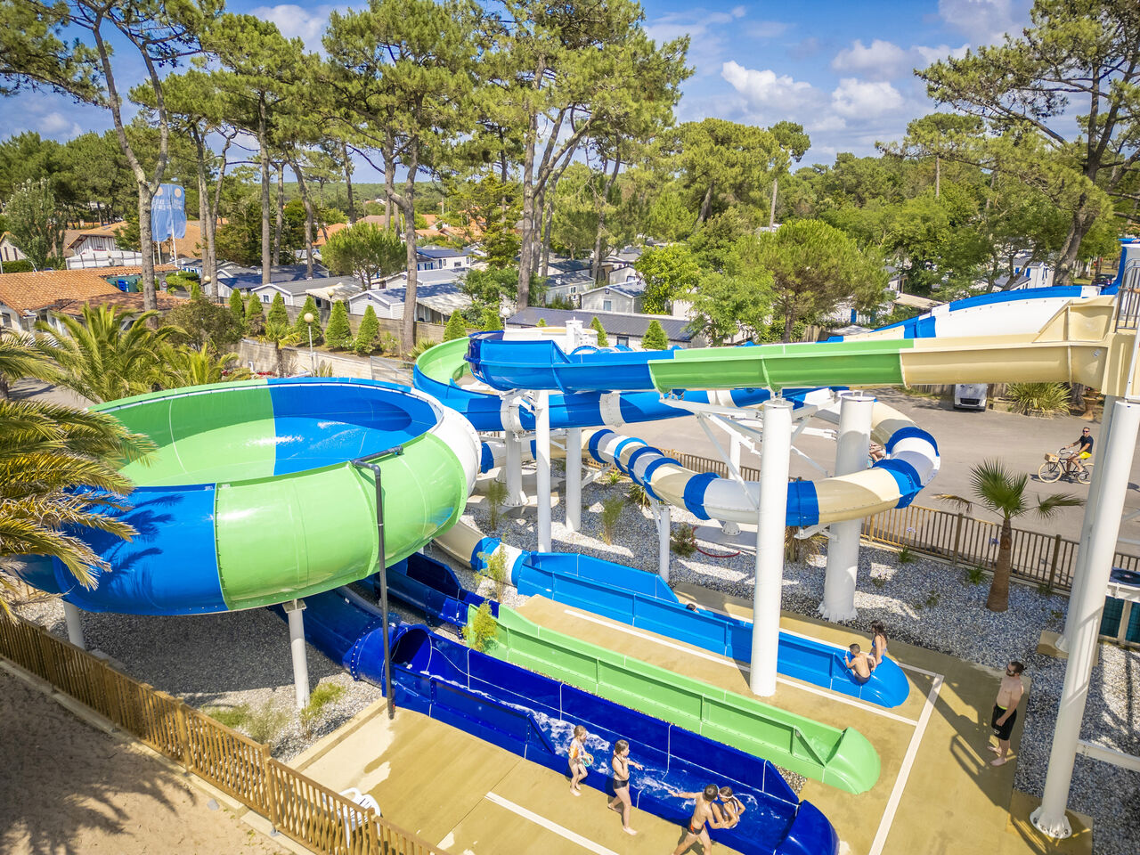 Toboggans aquatiques g�ants et piscine ludique au camping VAGUES OCEANES Marina Landes � Mimizan (40).