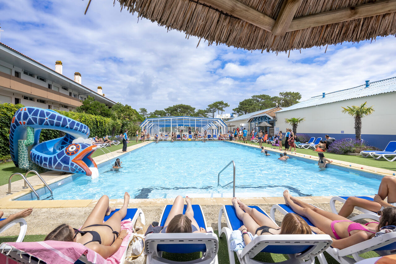 Piscine ext�rieure, toboggan aquatique serpent, transats au camping VAGUES OCEANES Marina Landes � Mimizan (40).