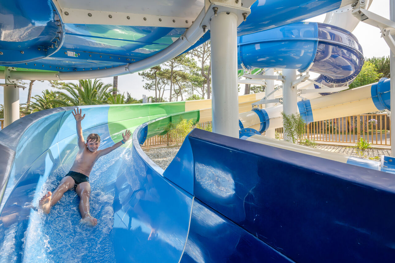 Enfant sur toboggan aquatique g�ant au camping VAGUES OCEANES Marina Landes � Mimizan (40).