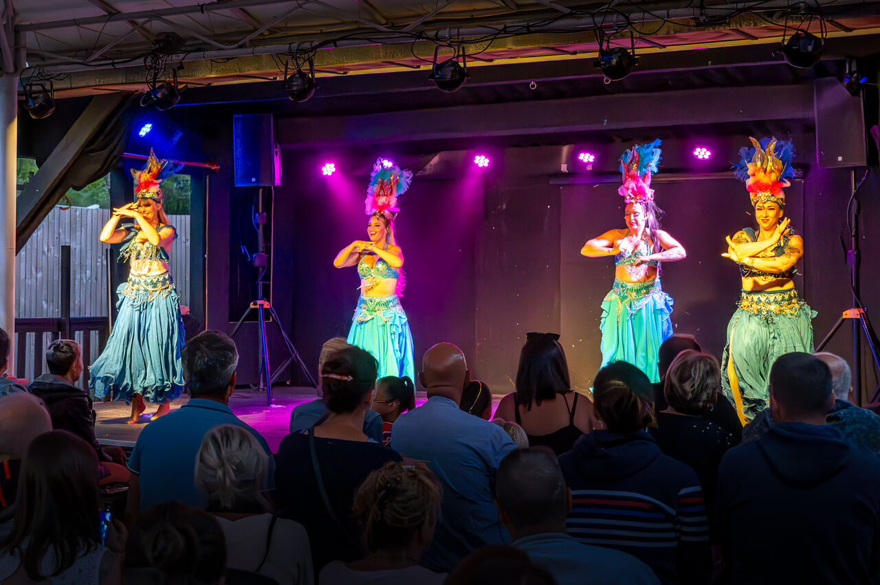 Animation spectacle danseuses sur sc�ne au camping VAGUES OCEANES Marina Landes � Mimizan (40).