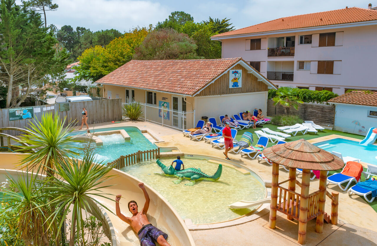 Toboggan aquatique, pataugeoire, piscine au camping VAGUES OCEANES Marina Landes Mimizan.