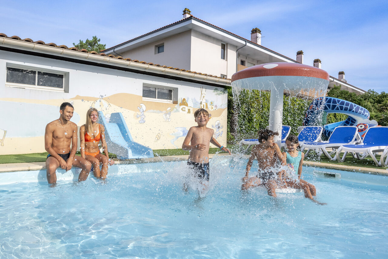 Piscine, jeux d'eau, toboggans au camping VAGUES OCEANES Marina Landes � Mimizan (40).