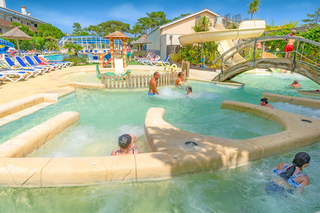 Piscine, toboggan g�ant, jeux d'eau au camping VAGUES OCEANES Marina Landes.