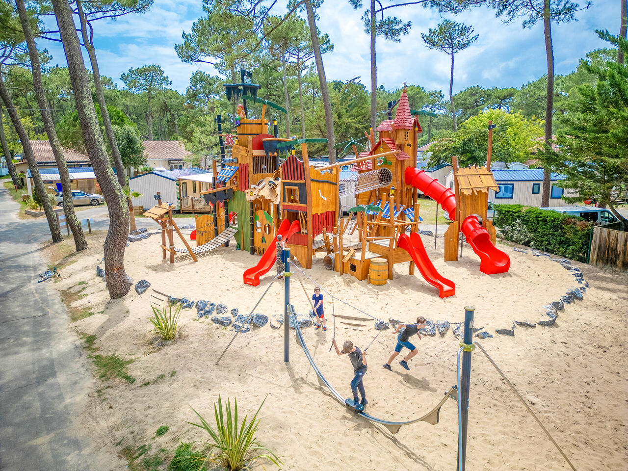 Jeux enfants au camping VAGUES OCEANES Marina Landes � Mimizan (40).