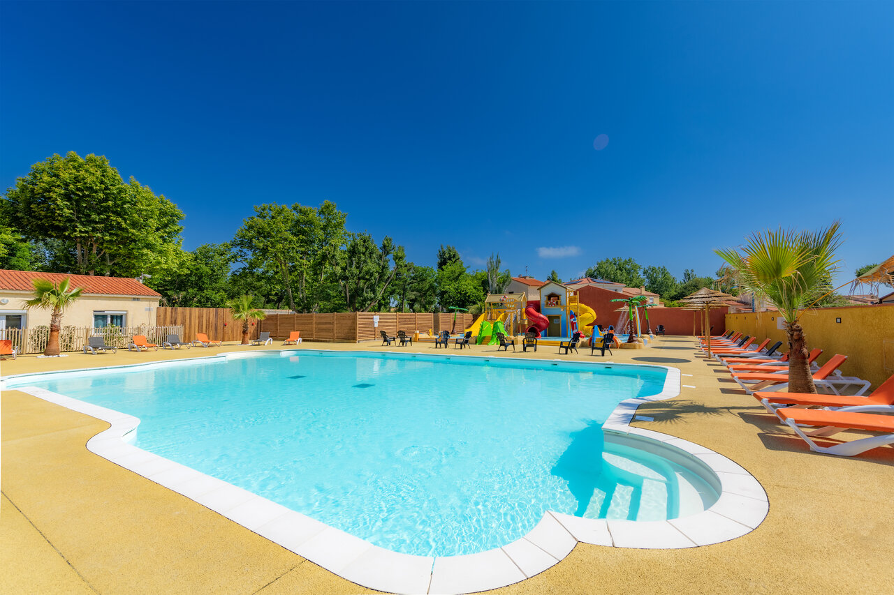 Piscine ext�rieure, jeux aquatiques, transats au camping VAGUES OCEANES Marinette � Ste Marie La Mer (66).