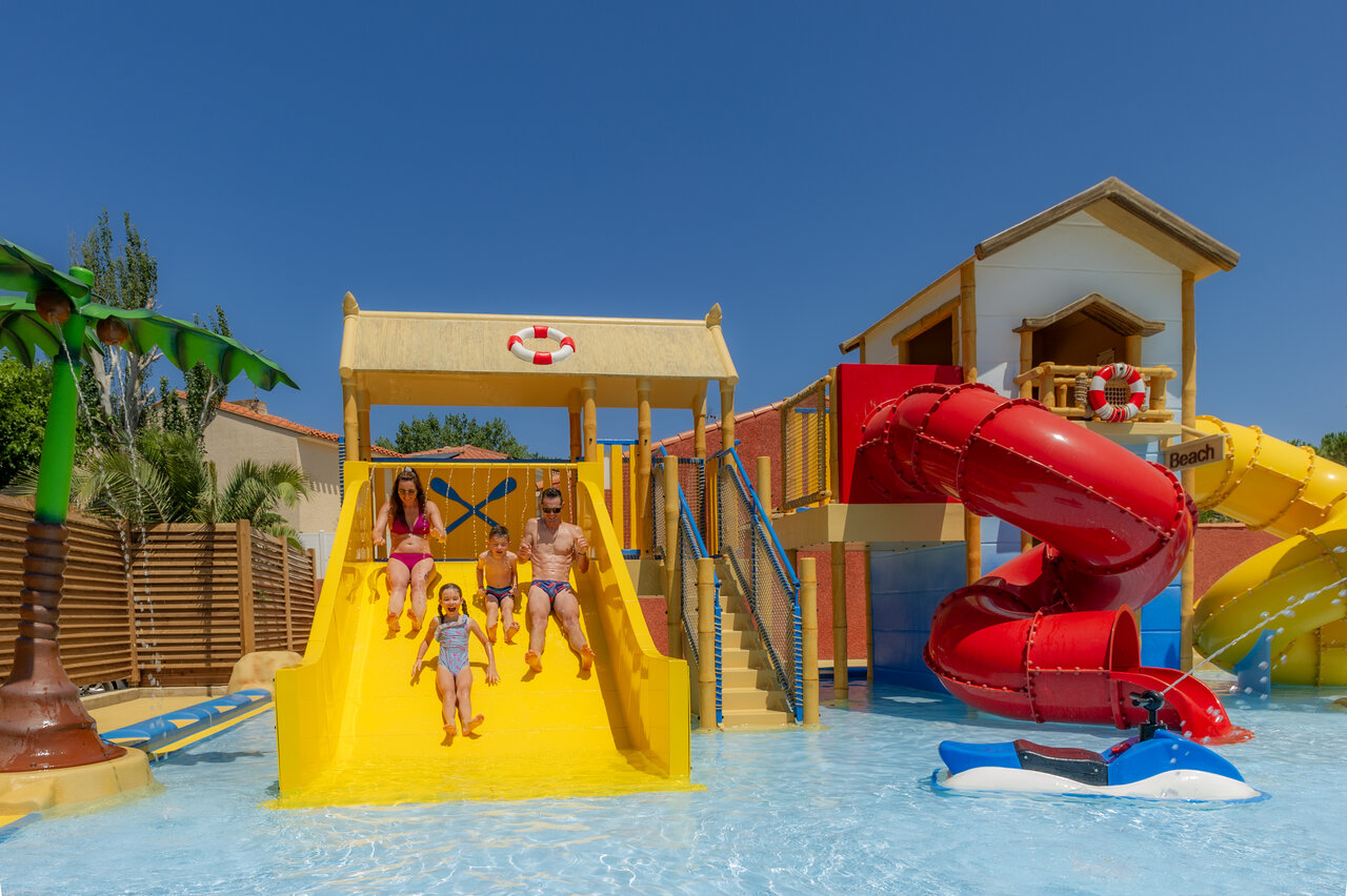 Famille sur toboggan aquatique, piscine du camping VAGUES OCEANES Marinette (66).