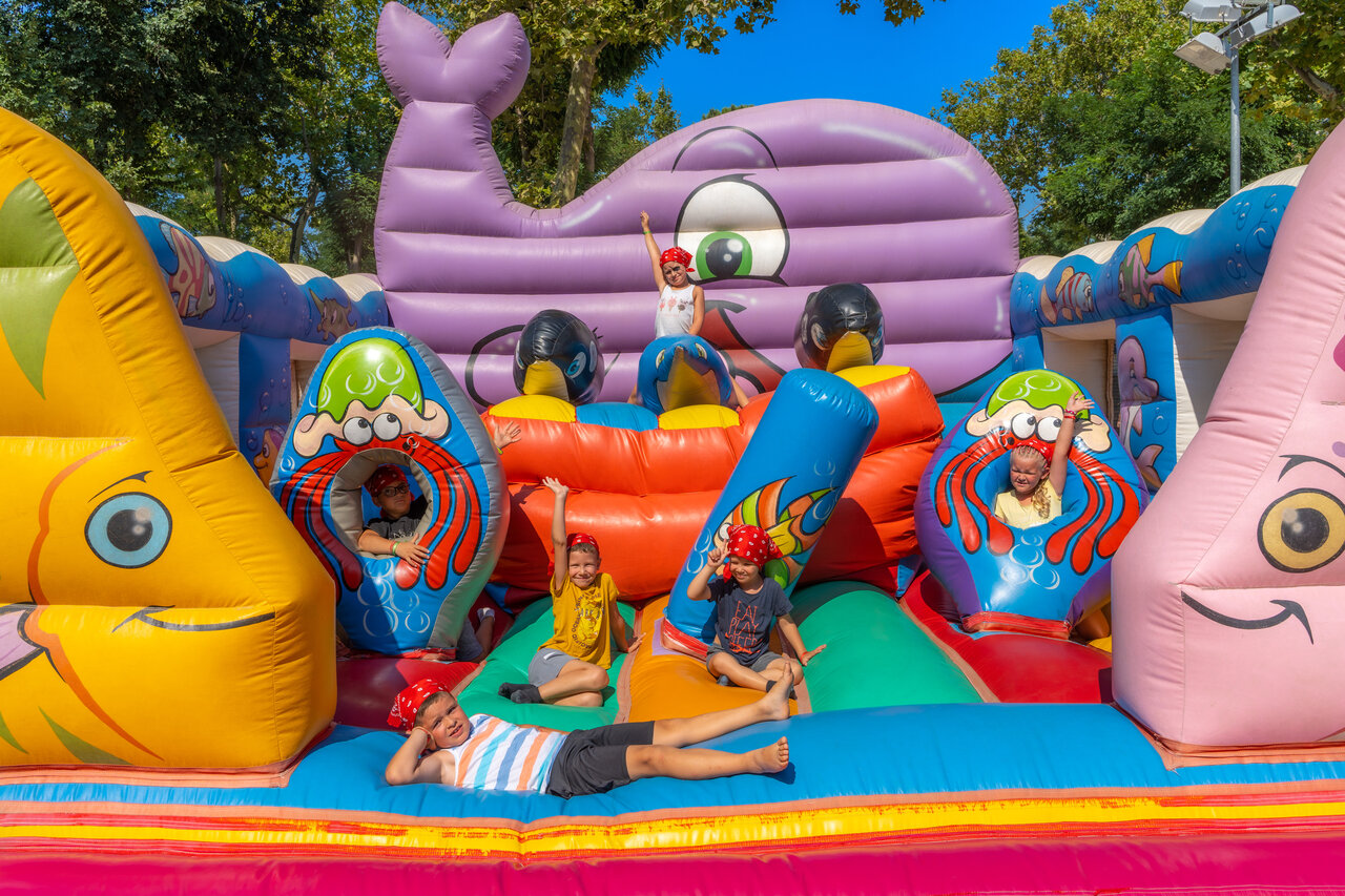 Structure gonflable g�ante avec enfants joyeux au camping VAGUES OCEANES Marinette � Ste Marie La Mer (66).